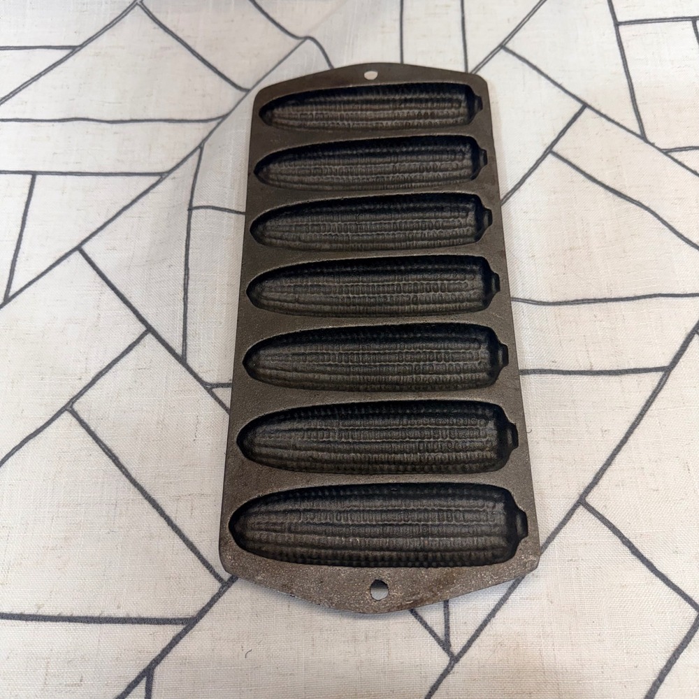 Unbranded Cast Iron Cornstick Pan 12.5" Black 7-Slot Cornbread Mold Vintage‎